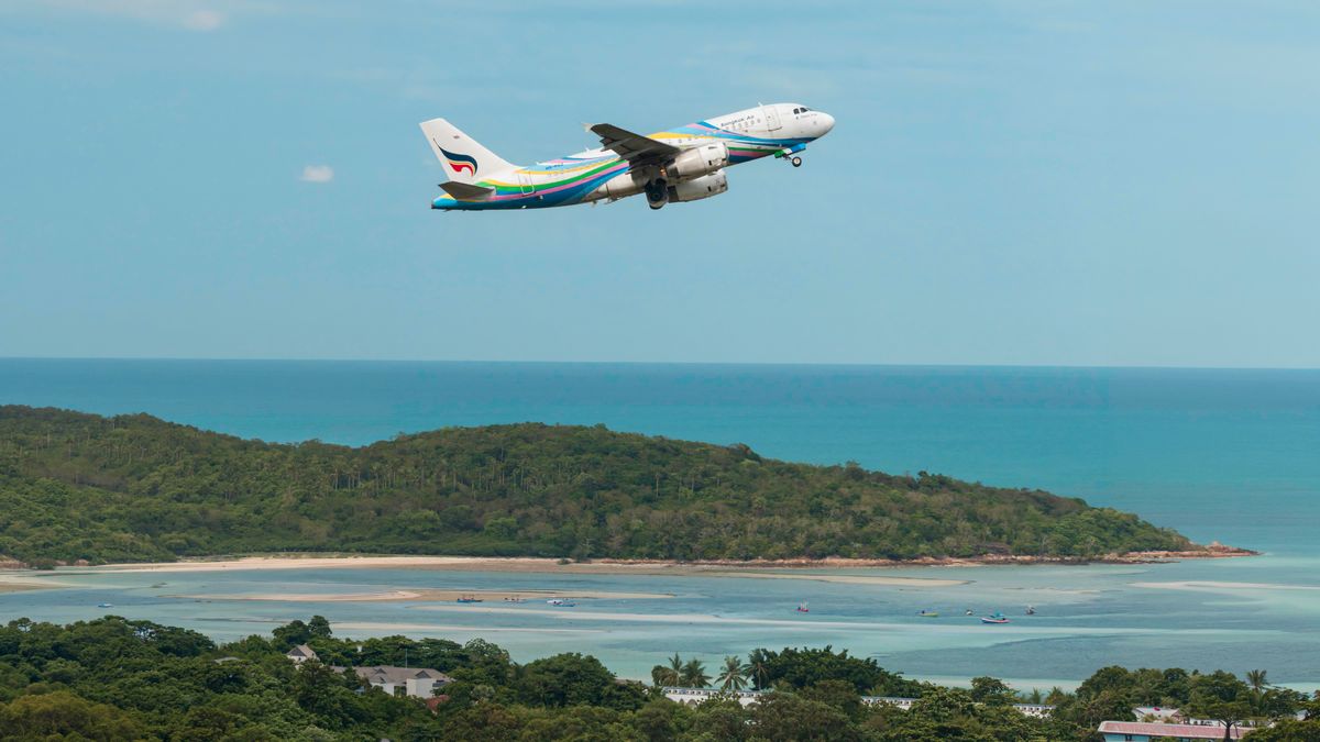 Самолёт Bangkok Airways взлетает над Самуи